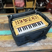 Radha OM Harmonium | 2.5 Oktaven | Zedernholz | 440 & 432 Hz