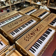 Radha OM Harmonium | 2.5 Oktaven | Zedernholz | 440 & 432 Hz