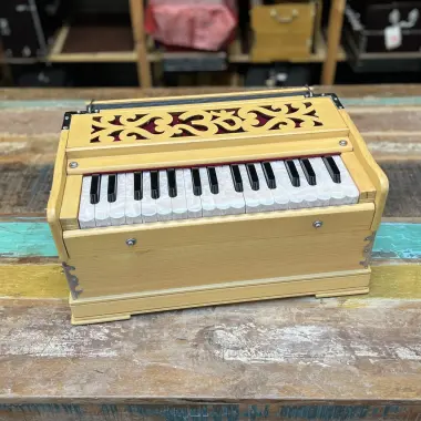 Radha OM Harmonium | 2.5 Oktaven | Zedernholz | 440 & 432 Hz
