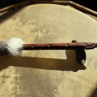 Trommelstock aus Serengeti Holz mit Buckelwal-Schnitzerei