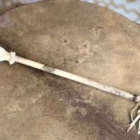 Trommelstock aus Holunderholz mit Lederklöppel und Brandverzierung