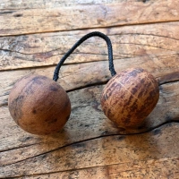 Thelevi Doppelball Rassel – Naturklang für Hand und Herz