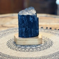 Schwarzer Turmalin auf Holzsockel | Schutz & Erdung