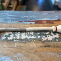 Trommelstock aus Hasel mit Lederklöppel