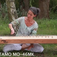Master Monochord KOTAMO von feeltone mit Ständer und Tasche