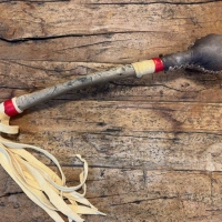 Rohhautrassel aus Bisonhaut