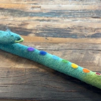 Gefilzte Flötentasche mit Regenbogenfarbtupfern