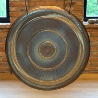 WOM KI Gong – Der Klang der inneren Weite | ø 90 cm | Edelstahl-Gong