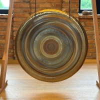 WOM KI Gong – Der Klang der inneren Weite | ø 80 cm | Edelstahl-Gong