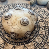 Chumpi Stein mit 13 Monden – handgeschnitzt aus Alabaster