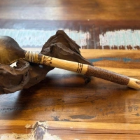 Schamanische Hirschhaut-Rassel aus Rohhaut