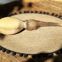 Schamanische Rohautrassel aus Rinderhaut mit Hirschhorngriff