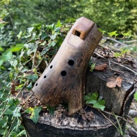 Okarina aus einem Aststück | C4 in 432 Hz | Pentatonische Stimmung | ca. 19 cm