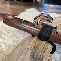 Die neue Sparrow Hawk Flöte in A-Moll |  Walnussholz | mit Türkisen | 48 cm