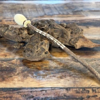 Trommelstock aus Haselholz mit Lederklöppel