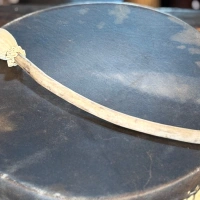 Trommelstock aus Fichtenholz mit Lederklöppel