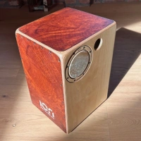 Cajon – Duo Vavona | ION Percussion | flammende Struktur