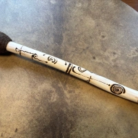 Trommel-Stock mit Filzklöppel aus ProSpecieRara-Wolle