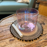 Alchemie Kristallklangschale C3 in 432 Hz | in der Farbei eines feinen Magentas