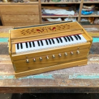 "Radha Peacock Harmonium" | 3.5 Oktaven | Teakholz Edition | 432 Hz