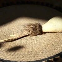 Schamanische Rohautrassel aus Rinderhaut mit Rehhorngriff