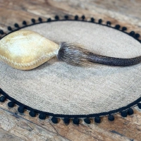 Schamanische Rohautrassel aus Rinderhaut mit Hirschhorngriff