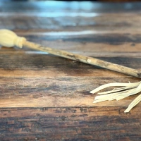 Trommel-Stock aus Holunder mit Lederklöppel & Lederfransen