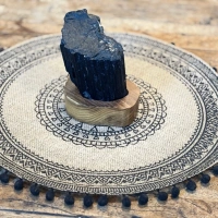 Schwarzer Turmalin auf Holzsockel | Schutz & Erdung