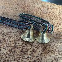 Schamanische Altar-Glocke mit Watana-Bändchen – Ahnenruf