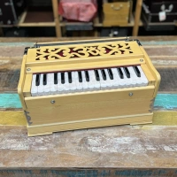 Radha OM Harmonium | 2.5 Oktaven | Zedernholz | 440 & 432 Hz