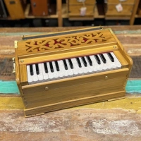 Radha OM Harmonium | 2.5 Oktaven | Teakholz | 440 & 432 Hz