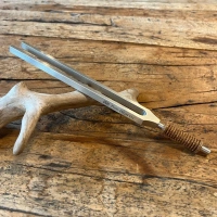 MEINL Stimmgabel aus Stahl | Pluto