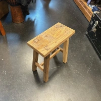 Schmaler Hocker aus indischem Recyclingholz – handgefertigt